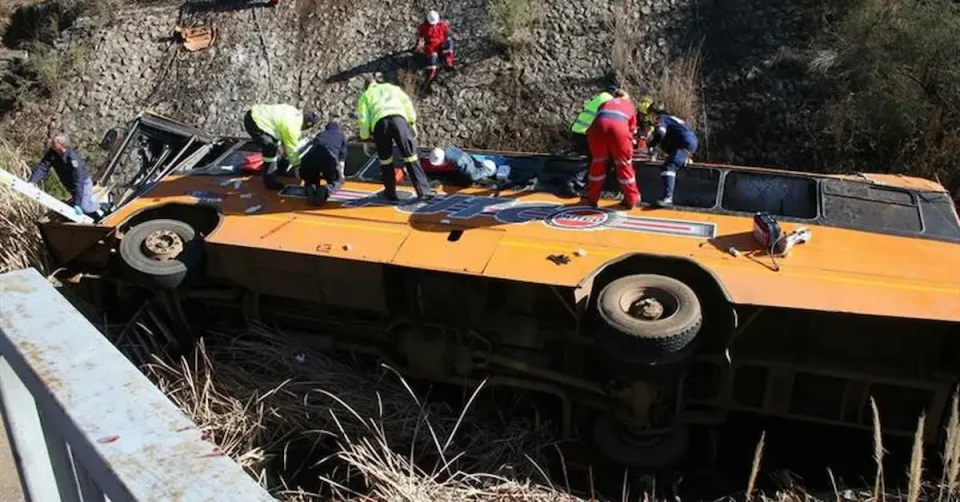 Автобуска несреќа со ученици во Англија, прогласена вонредна состојба