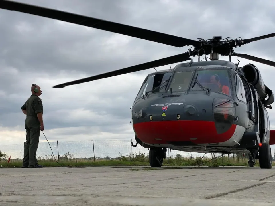 ВИДЕО: Чешки „Блек Хок“ слета во Скопје, утре се вклучува во гаснењето на пожарот на Готен