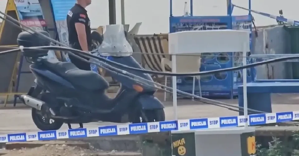 БРУТАЛНО ДВОЈНО УБИСТВО НА ПЛАЖА ВО ЦРНА ГОРА: 65-годишен човек го усмртил својот брат и внук по расправија околу семеен бизнис, а потоа седнал и ги чекал полицајците