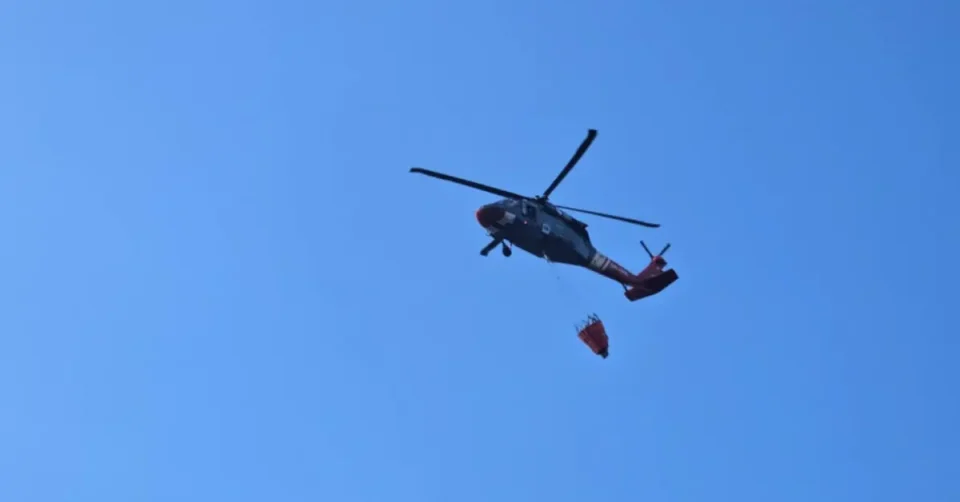 (ФОТО+ВИДЕО): „ЦРНИОТ ЈАСТРЕБ“ гасне новонастанат пожар кај селото Подареш