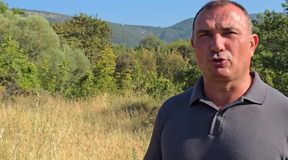 (ВИДЕО) Хеликоптер го гаси пожарот кај Дојран, а „ертрактор“ во Македонски Брод