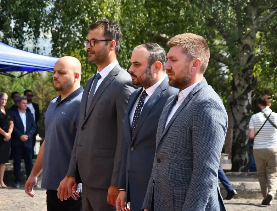 Скопските градоначалници положија цвеќе за загинатите од катастрофалниот земјотрес