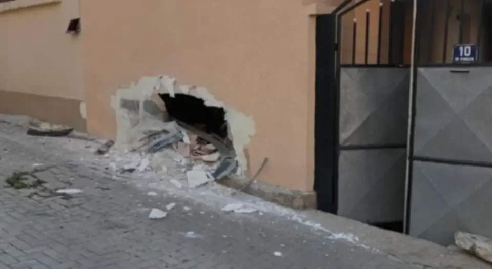 (ВИДЕО) ИМ ВЛЕТАЛ ВО СОБА: Млад пијан возач без возачка влета во соба од куќа во Велес