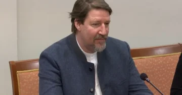 (ВИДЕО) СМРТНИ ЗАКАНИ ОД БУГАРСКИ ЕКСТРЕМНИ ДЕСНИЧАРИ: Притисоци врз Томас Вајц за поддршката на Македонија