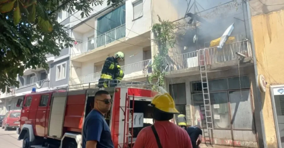 Пожар во куќа во Кочани: Три лица завршија во болница