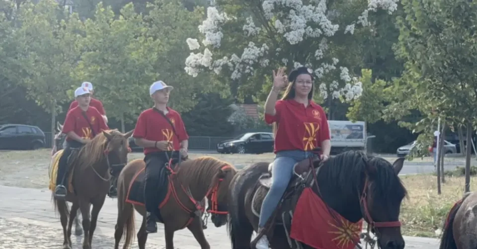 (ВИДЕО) Пристигнаа коњаниците во Ѓорче Петров: Се развеаја знамињата, ечи македонска песна