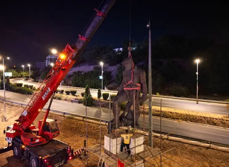 Споменикот на Ќосето повторно поставен во Скопје