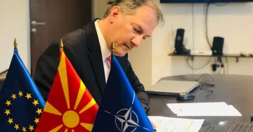 МРО-ДПМНЕ до Жерновски: Немате кредибилитет да зборувате за надворешна политика - вие сте потрчко на „патлиџан-дипломатијата“ на Заев
