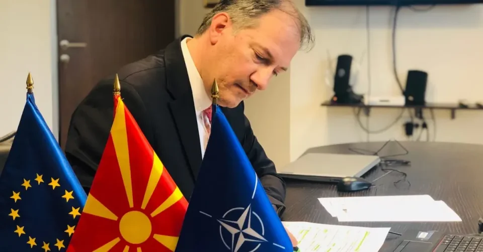 ВМРО-ДПМНЕ до Жерновски: Немате кредибилитет да зборувате за надворешна политика – вие сте потрчко на „патлиџан-дипломатијата“ на Заев