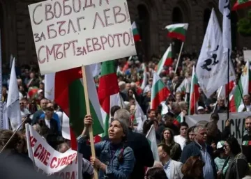 Масовни протести во Бугарија поради воведувањето на еврото: Граѓаните стравуваат од поскапувања