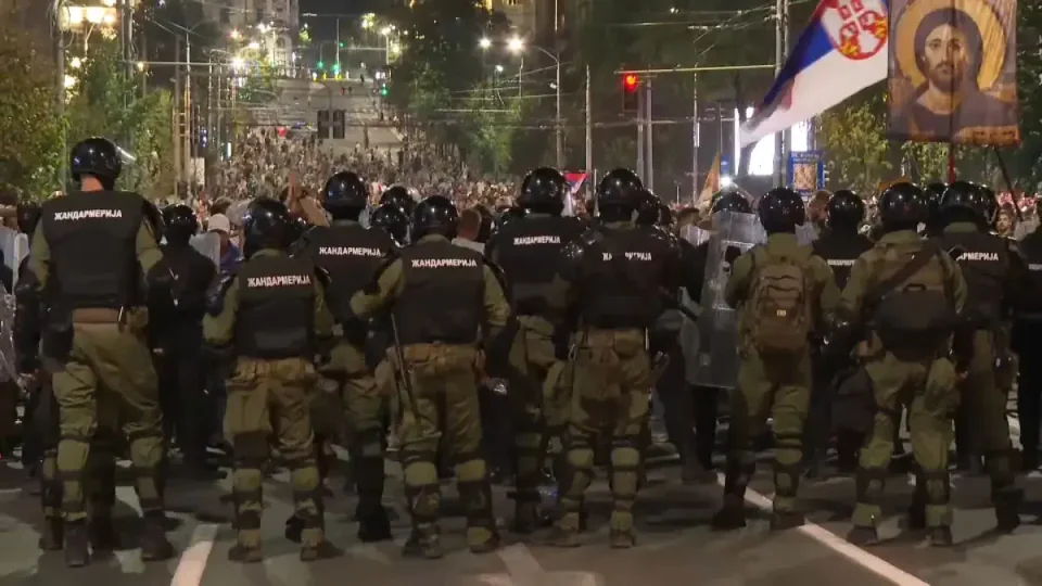 (ВИДЕО) ХАОС ВО БЕЛГРАД: Шок-бомби, демолирање, повредени полицајци, приведени демонстранти