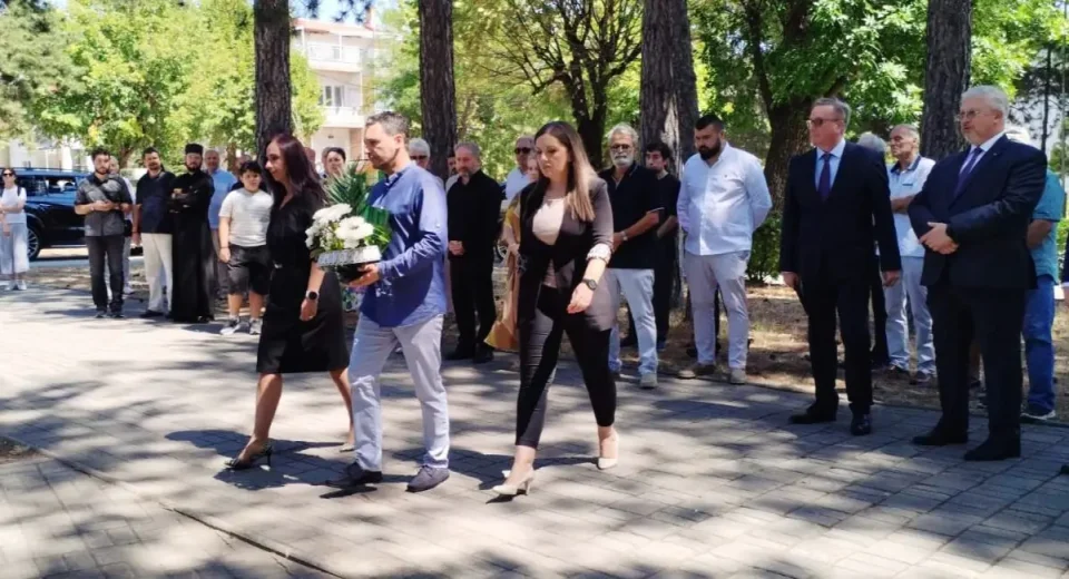 СДСМ се врти кон Русија: Со венци одбележано пријателството со оваа земја