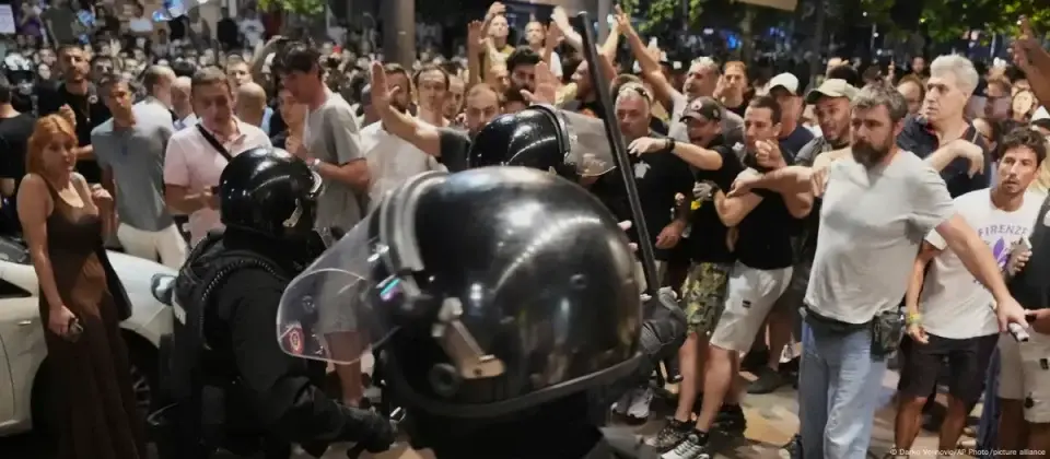 (ВИДЕО) ЖЕСТОКИ ПРОТЕСТИ ВО СРБИЈА: Судири меѓу поддржувачи на власта и антивладини демонстранти во Србија