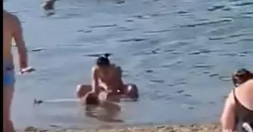 (ВИДЕО) +18 ЈАВЕН СЕКС НА АДА ЦИГАНЛИЈА: Млада двојка води љубов во плитките води - без да се грижи за присуството на другите посетители!
