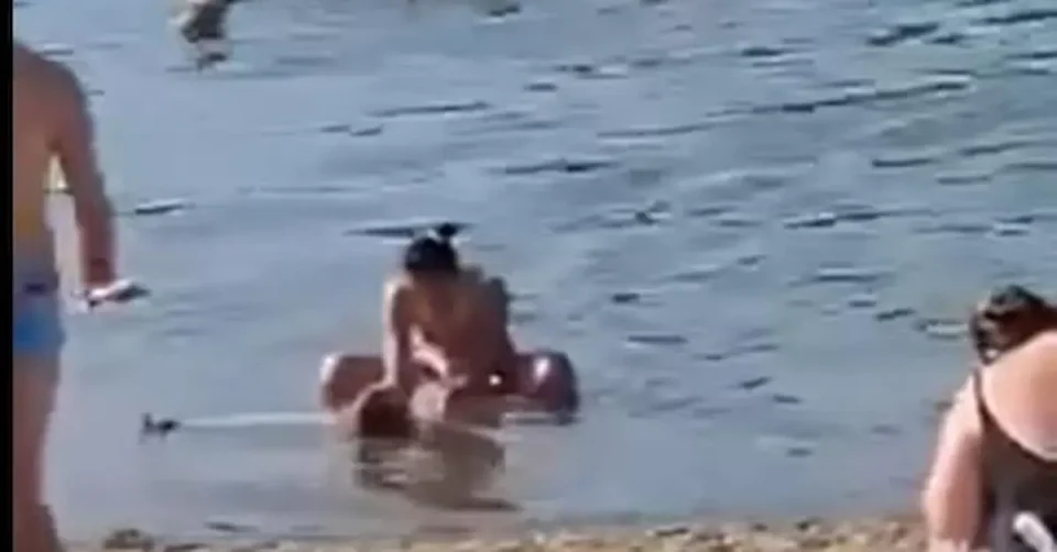 (ВИДЕО) +18 ЈАВЕН СЕКС НА АДА ЦИГАНЛИЈА: Млада двојка води љубов во плитките води – без да се грижи за присуството на другите посетители!