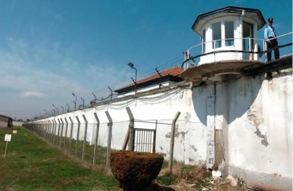 БЕЛА ПРАШКАСТА МАТЕРИЈА ПРОНАЈДЕНА ВО ИДРИЗОВО: Осуденик се обидел да внесе супстанца скриена во кеса со храна при враќање од отсуство