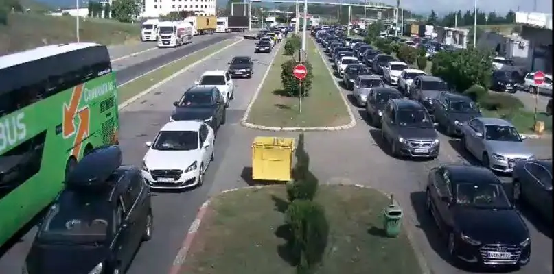 СОСТОЈБА НА ПАТИШТАТА: Затворен патот од Македонски Брод кон Скопје, гужви на Богородица и Табановце