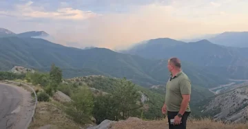 ВИДЕО) БОРБА СО ПОЖАРОТ ВО ЈАСЕН: Главниот приоритет е заштита на објектите на Јавното претпријатие, вели Ангелов