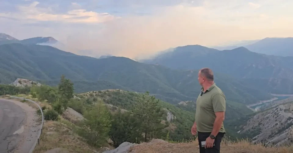 (ВИДЕО) БОРБА СО ПОЖАРОТ ВО ЈАСЕН: Главниот приоритет е заштита на објектите на Јавното претпријатие, вели Ангелов