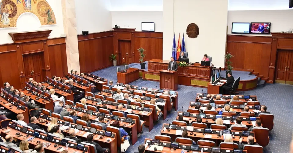По одморот на пратениците, Собранието почнува со редовни активности