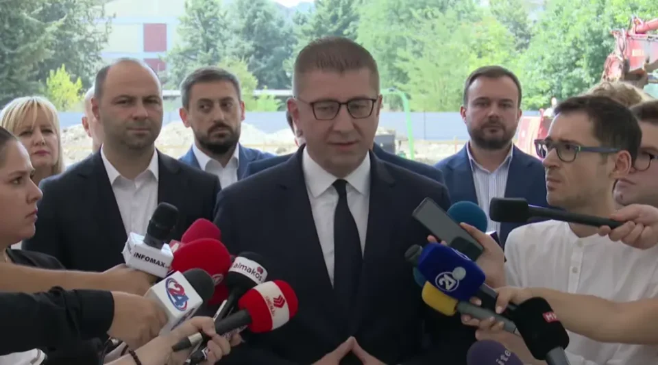 (ВО ЖИВО) Изјава за медиуми на премиерот Мицкоски на поставување на камен темелник на нова спортска сала
