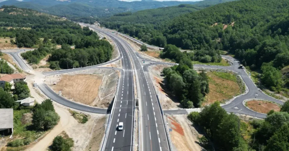 Инфраструктурна трансформација во Македонија: Нови авиолинии и патишта ја подобруваат поврзаноста и регионалната соработка