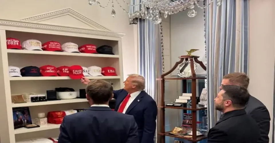 (ВИДЕО) ЦЕЛ ШКАФ СО МАГА КАПЧИЊА: Трамп се пофали со својата колекција пред Зеленски и Макрон