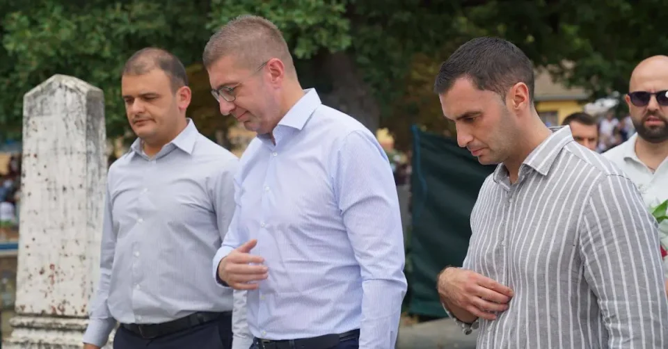 Премиерот Мицкоски оддаде почит на хероите од двата Илиндена во струшко Ташмаруништа
