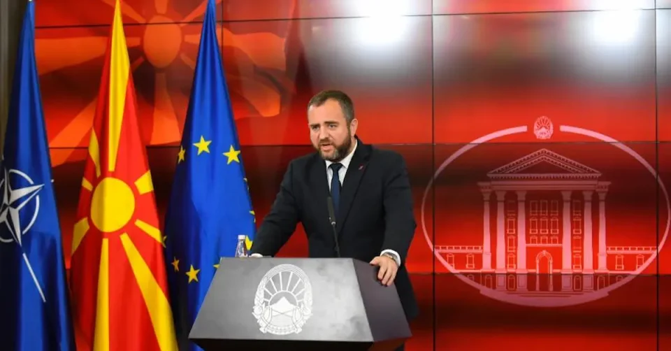 (ВИДЕО) ТЕЛЕФОНСКИ ИЗМАМИ ЗА СООБРАЌАЈНИ НЕСРЕЌИ: Постарите граѓани се најчести жртви – секој што ќе се посомнева на измама, да се јави на 112, вели Тошковски