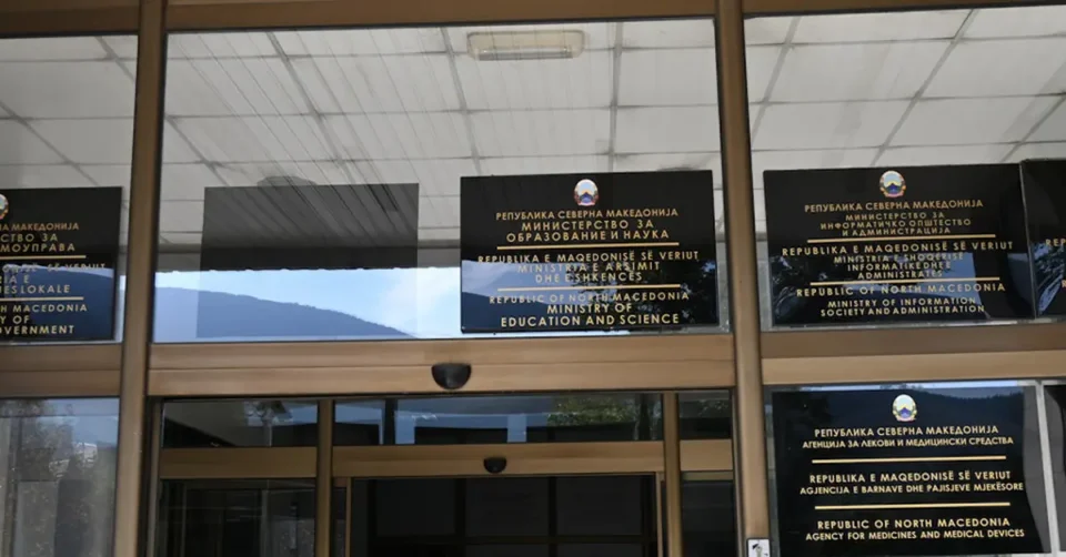 ВЕШТАЧКА ИНТЕЛИГЕНЦИЈА ВО СРЕДНИТЕ УЧИЛИШТА: Наставниците може да аплицираат за обуката „AI во училница“ со бесплатни курсеви, велат од МОН