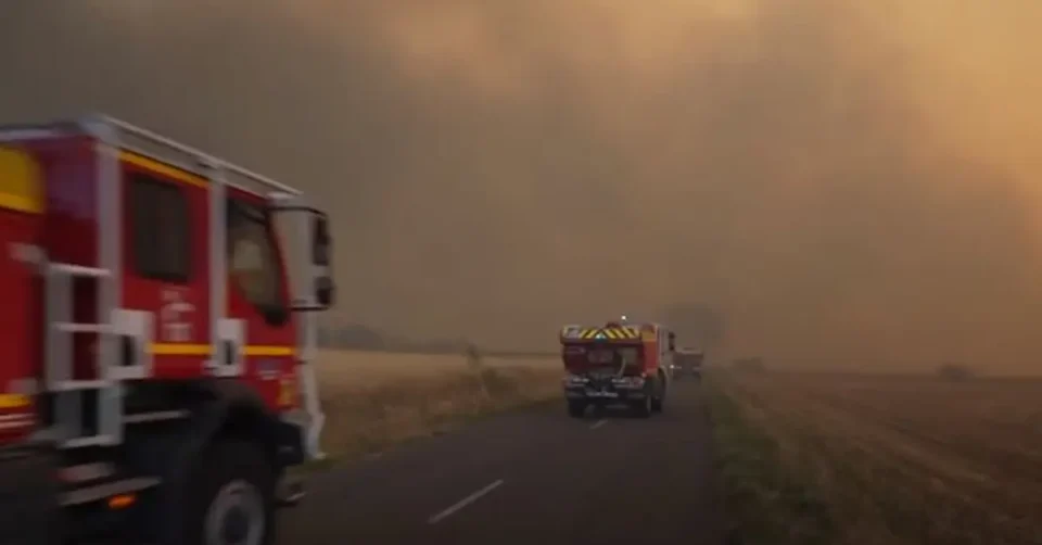 (ВИДЕО) Гори јужна Франција: Најголем шумски пожар во последните 80 години – предизвика човечки и материјални загуби