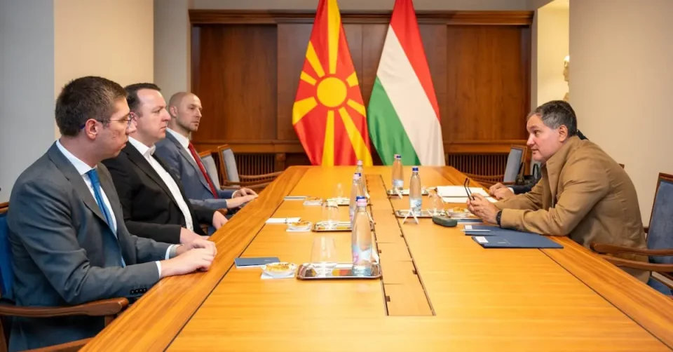 Македонија и Унгарија со заеднички приоритет: Регионални проекти во инфраструктурата и транспортот – договорот Влада со Влада со придобивки за граѓаните на двете земји, потврдија министрите Николоски и Наѓ