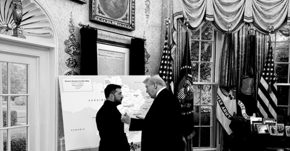 (ФОТО) ОГРОМНА МАПА НА УКРАИНА: Трамп и Зеленски разгледуваат можни сценарија за размена на територии со Русија