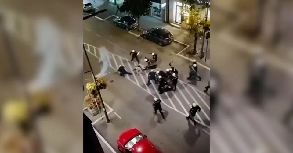 (ВИДЕО) СРПСКАТА ПОЛИЦИЈА ДАВА НЕВЕРОЈАТЕН ЌОТЕК: Жители на Ваљево тепани со пендреци и клоци