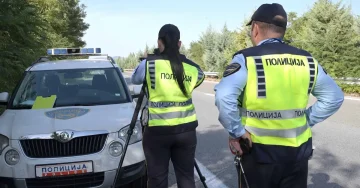 СЕ ЗГОЛЕМУВА ТРАНЗИТОТ НА НЕЛЕГАЛНИ МИГРАНТИ: Пронајдени 15 мигранти од Сирија и Египет - полицијата ги фатила во мерцедес со француски регистарски таблички