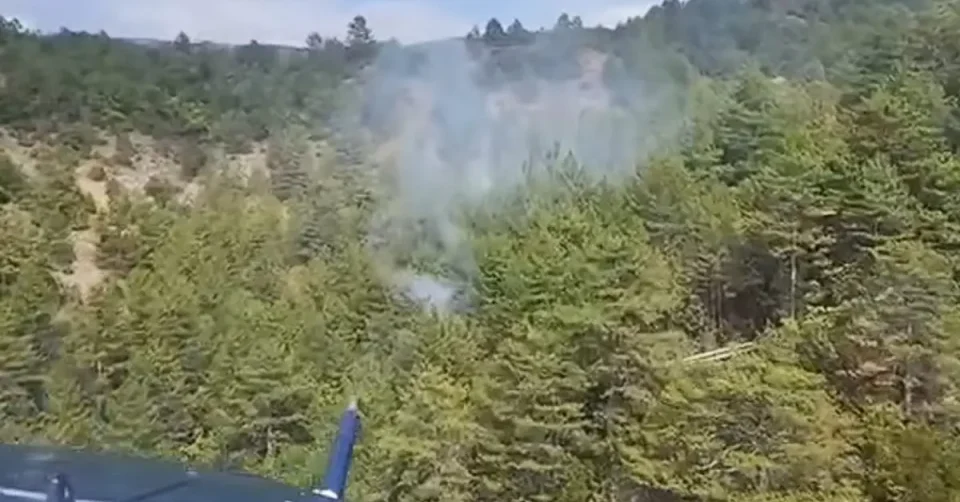 (ВИДЕО) Полициски хеликоптер фрли повеќе од 65 тони вода врз пожарот во Јасен