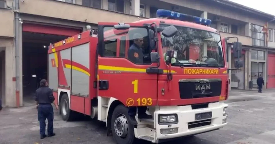 Пожар во Лисиче избувна среде ноќ: Изгореа две куќи, еден маж повреден и хоспитализиран