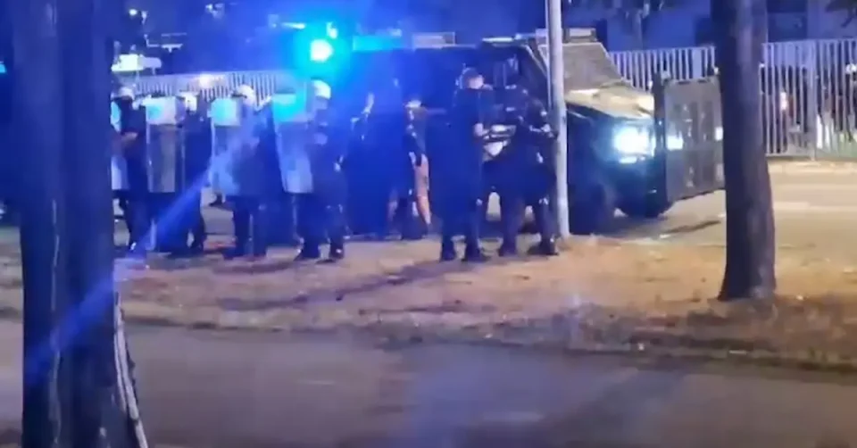 (ВИДЕО) ХАОС ВО СРБИЈА: Ноќ на нереди и судири, запалени простории на владејачката партија во Ваљево