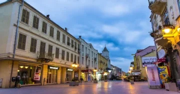 СОБЛЕЧИ ЈА МАИЦАТА ИЛИ ЌЕ ЈАДЕШ ЌОТЕК: Битолчани разголиле граѓанин на Шведска среде Широк сокак