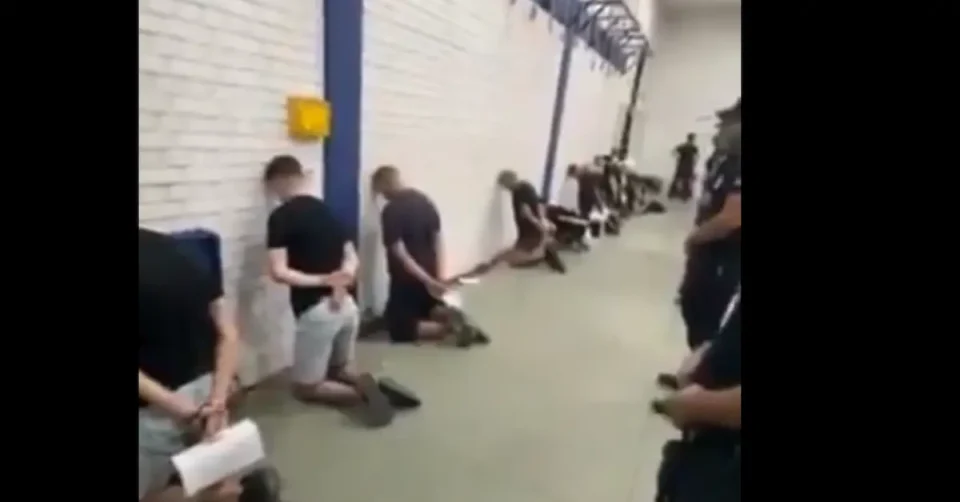 (ВИДЕО) МАСОВНИ АПСЕЊА ВО СРБИЈА: Сцени како од Гвантанамо Беј – Вучиќ повеќе не простува