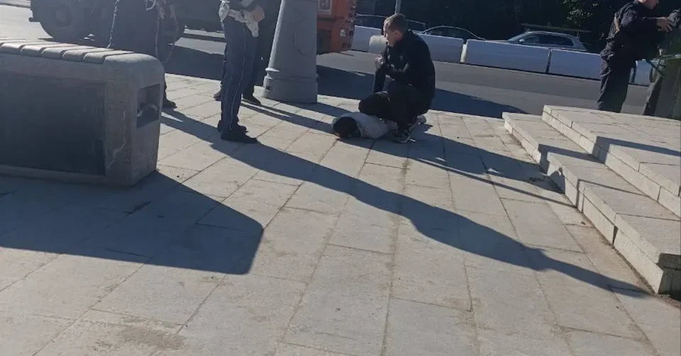 (ВИДЕО) СТРЕЛАЈ, СТРАЛАЈТЕ ВО НЕГО: Мигрант со нож напаѓаше луѓе во Москва, полицијата го тепаше со пендерци, а граѓаните бараа да го ликвидираат на лице место
