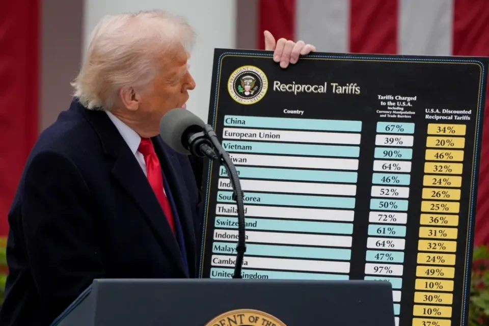 СТАПИЈА НА СИЛА ЦАРИНИТЕ НА ТРАМП: Погодени 90 држави, најповолни услови за Британија, Јапонија и Јужна Кореја
