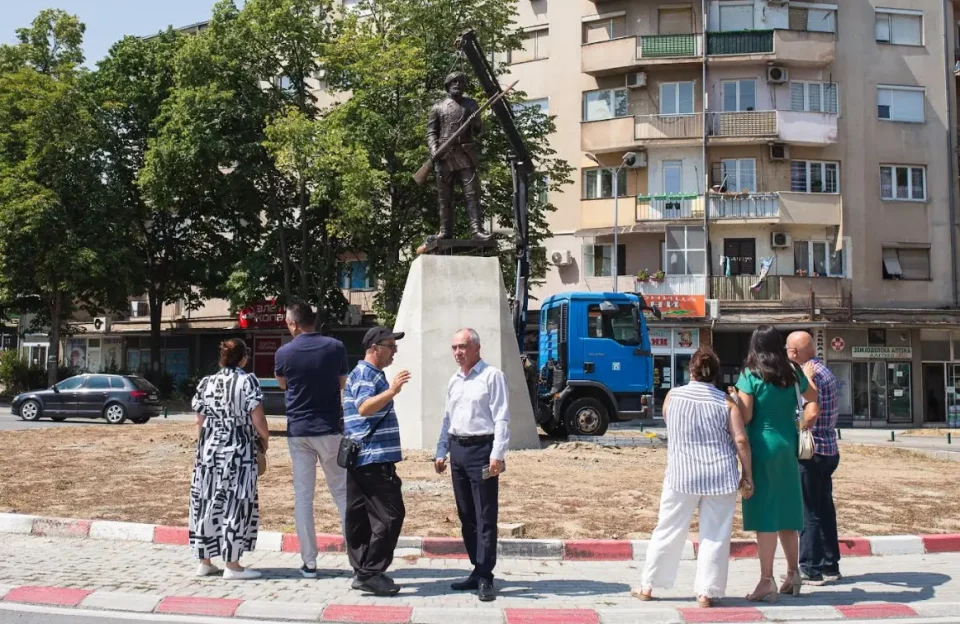 Се поставува споменикот на војводата Александар Турунџев