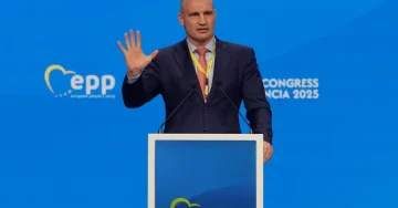 ЗЕЛЕНСКИ ПРЕД ТЕШКИ ОДЛУКИ: Кличко вели дека претседателот на Украина ќе мора да отстапи територии