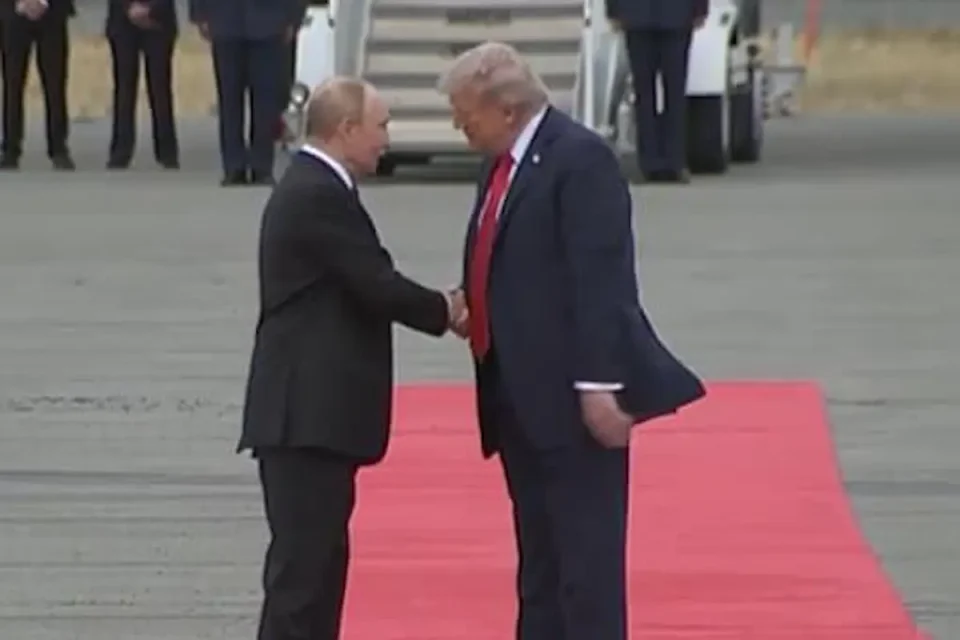 (ВИДЕО) Трамп и Путин се сретнаа на Алјаска