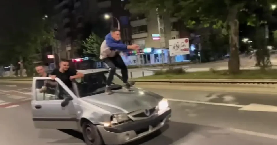 (ВИДЕО) СЦЕНА ОД ФИЛМ ИЛИ РЕАЛНОСТ? Возење низ Скопје без трошка одговорност – момчиња во возило без таблички, едно на хауба, друго виси од врата