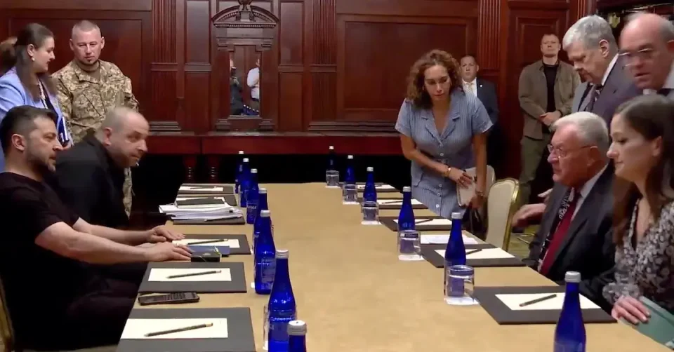 (ВИДЕО) ПОВТОРНО БЕЗ КОСТУМ: Зеленски се појави во маица на средбата со специјалниот пратеник на САД за Украина