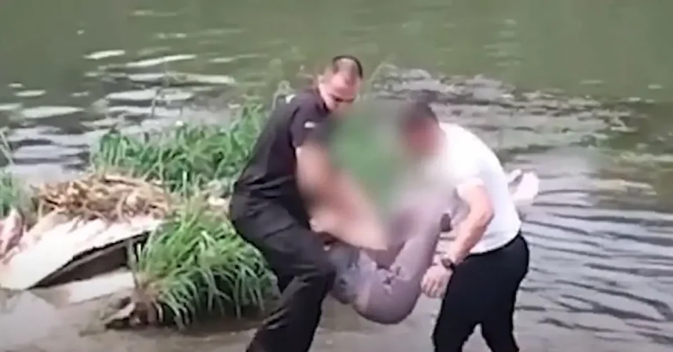 (ВИДЕО) СПАСЕНА ЖЕНА ОД ВОДИТЕ НА ВАРДАР: Полициски службеници од Карпош ја извадиле од реката – лицето пренесено во Ургентен центар