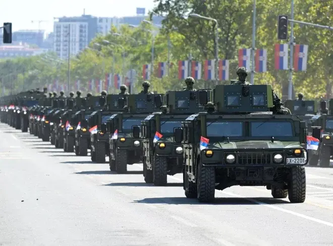 (ВИДЕО) ВОЕНА ПАРАДА ВО БЕЛГРАД: Учествуваат 10.000 припадници на српската армија
