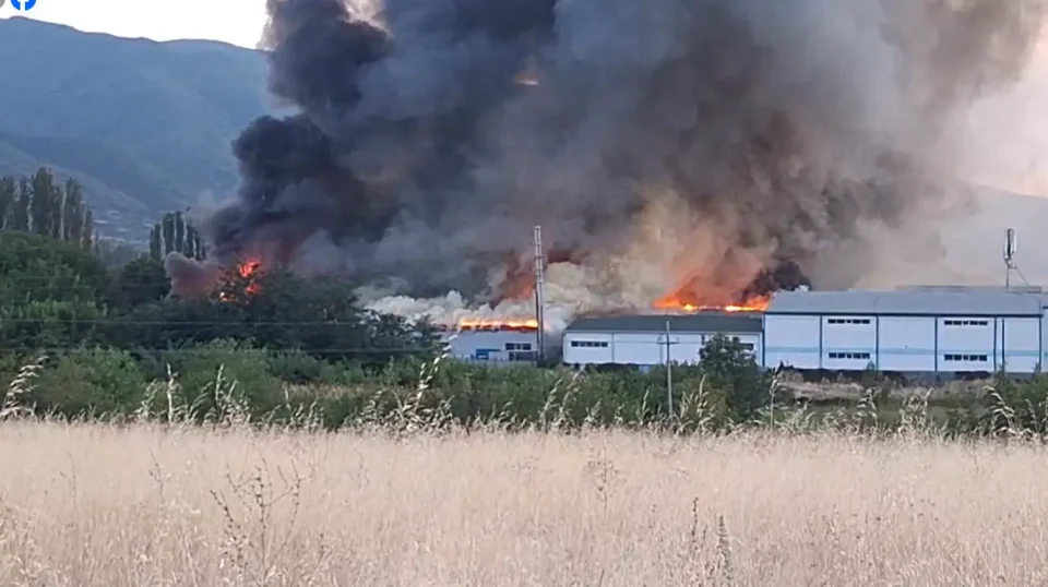 (ВИДЕО) Гори фабриката на „Макпрогрес“, позната по брендот „Винчини“